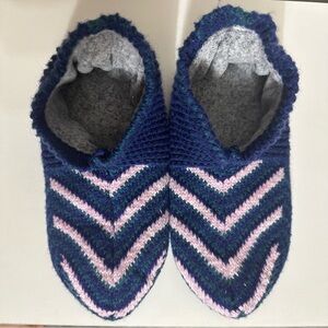 NWT Bombas Knit Gripper Slippers Blue & Pink Patterned
